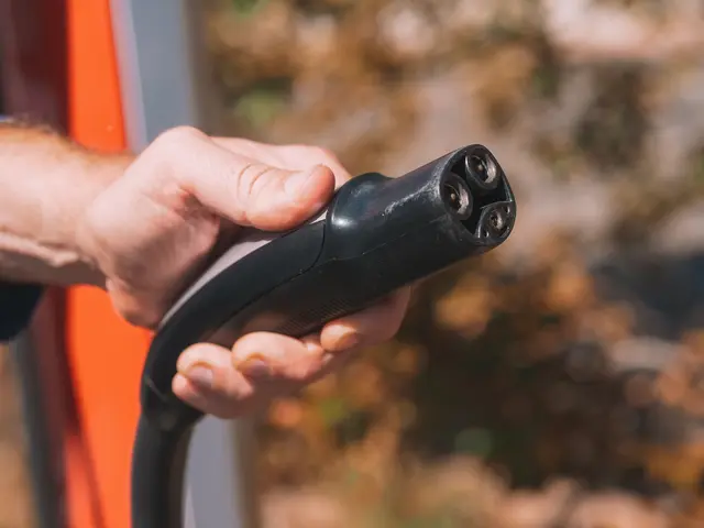 Conector Tipo 2 de carregamento de carro elétrico na mão de um técnico