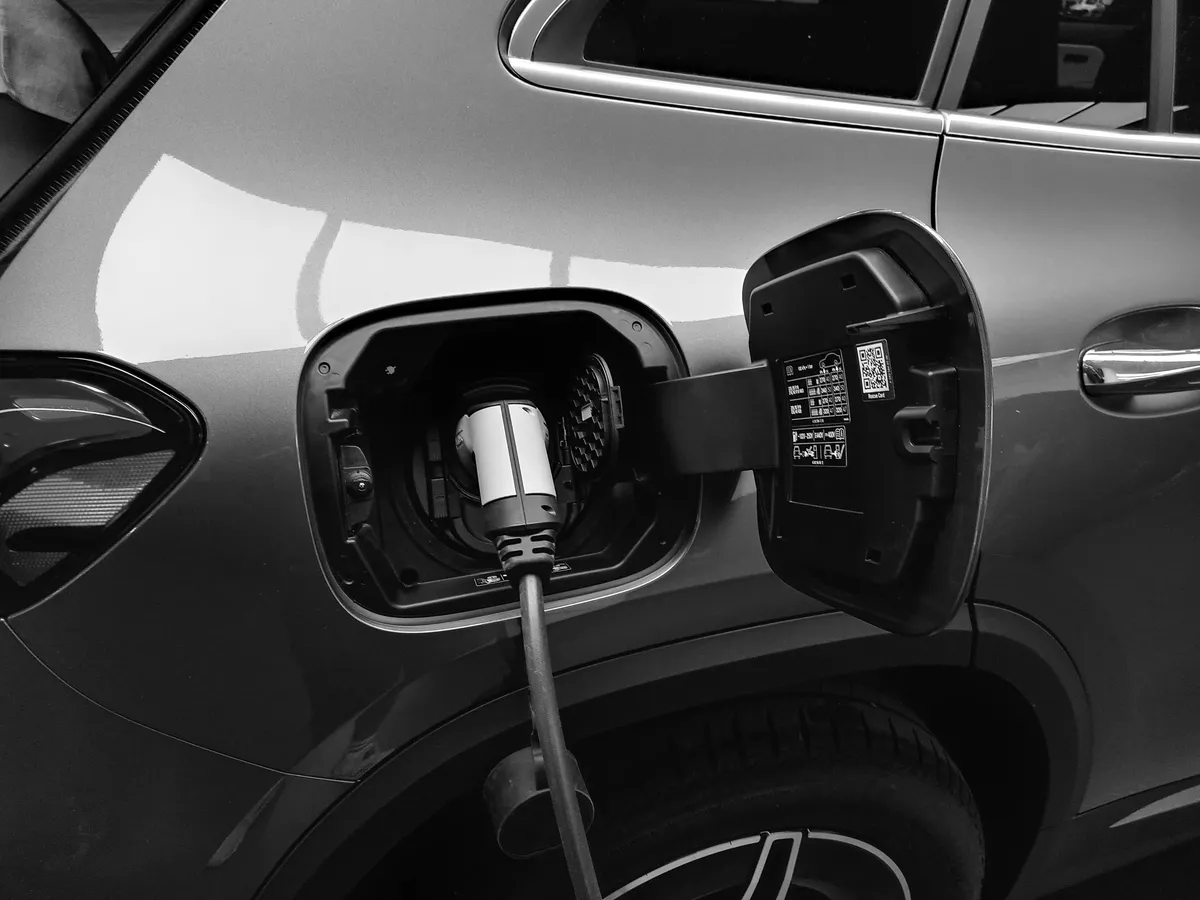 Tomada de carga de um carro elétrico com o conector ligado